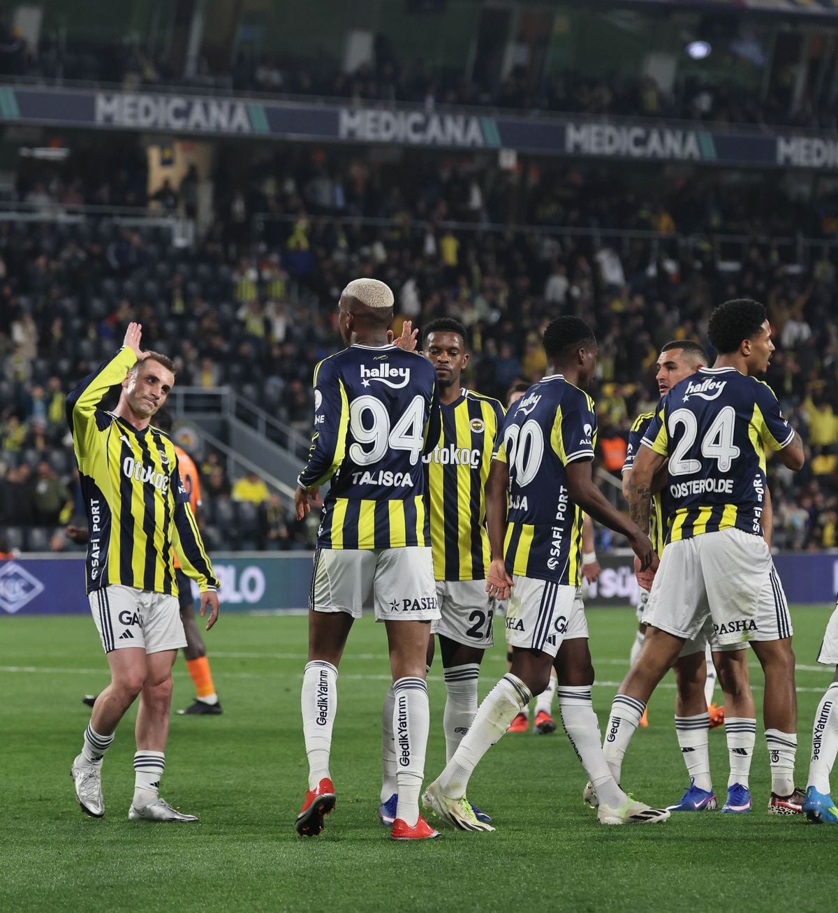 Fenerbahçe, RAMS Başakşehir FK'yı 3-1 mağlup etti