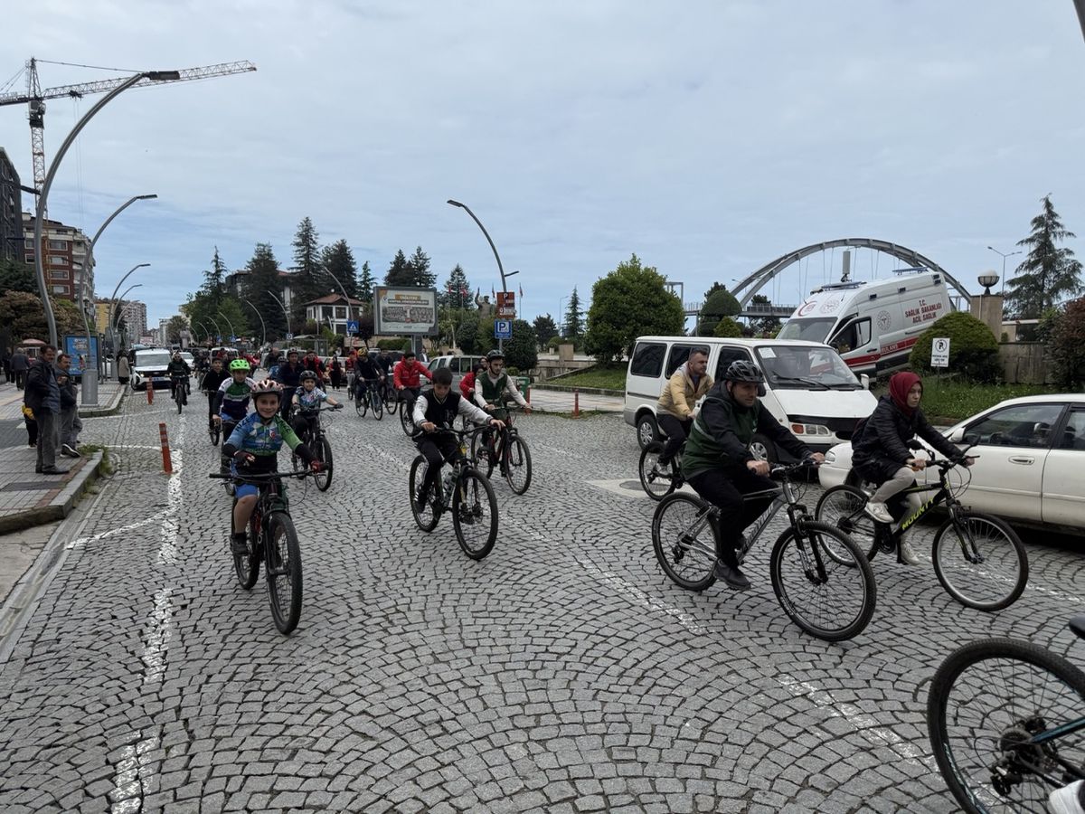 Rize'de 19 Mayıs coşkusu; bisiklet turunda 4 kilometre pedal çevirdiler