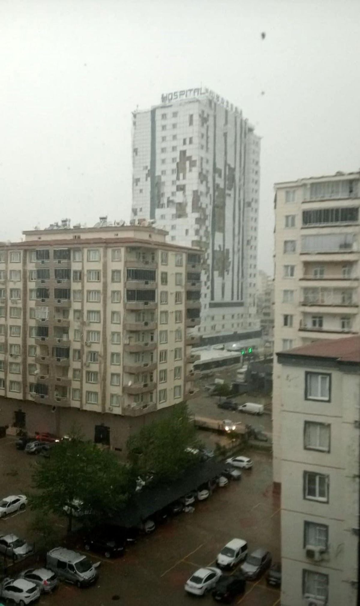 Sağanak ve fırtına Bossan Hastanesine büyük zarar verdi