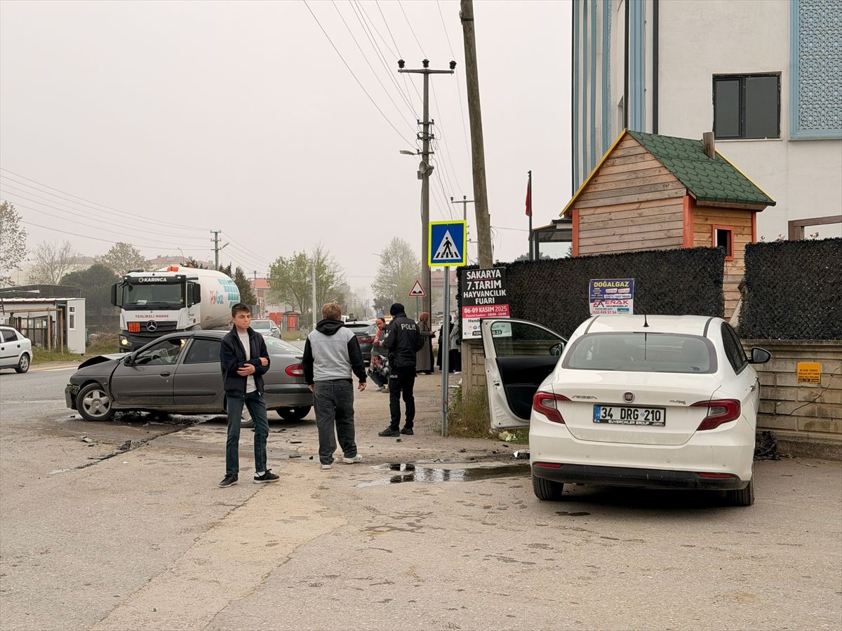 Sakarya'da iki otomobilin çarpıştığı kazada 4 kişi yaralandı