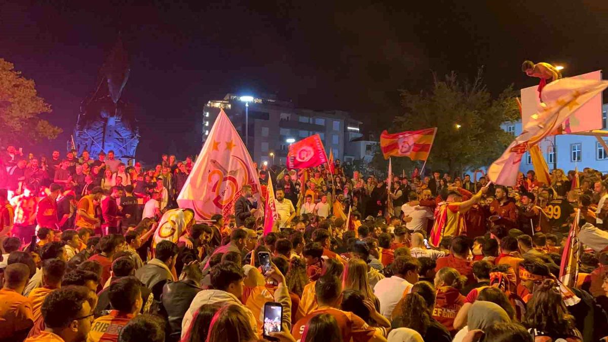 Şampiyonluğu garantileyen sarı-kırmızılılar Çanakkale sokaklarında şampiyonluk coşkusu yaşadı