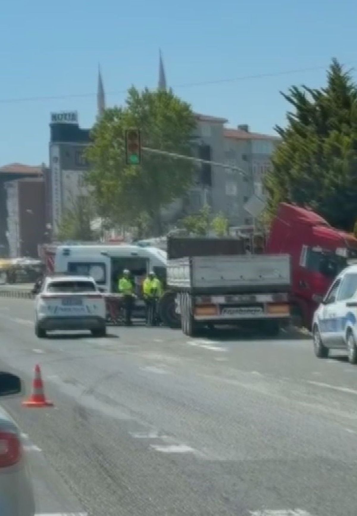 Silivri'de TIR bariyere çarptı: 1 ölü