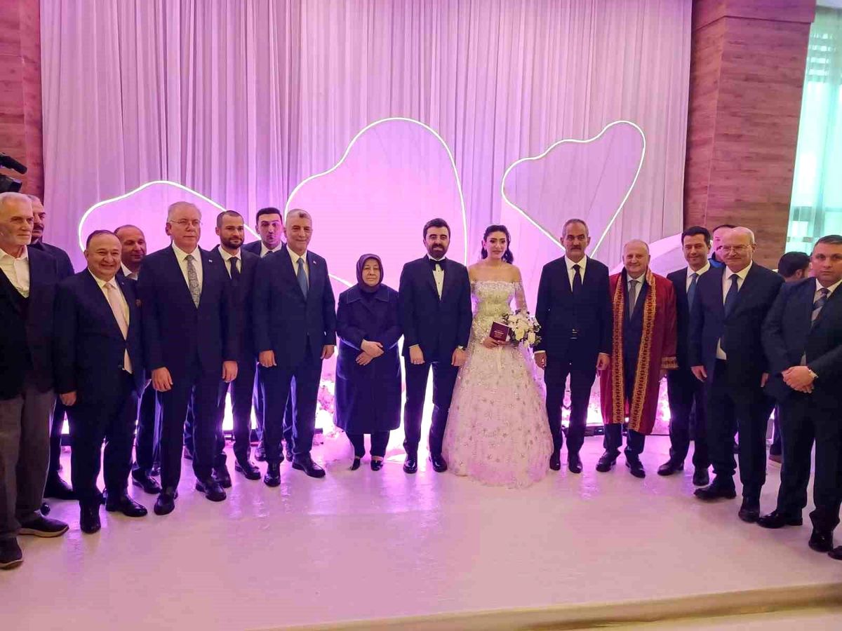 Siyaset, bürokrasi ve iş dünyası düğünde buluştu