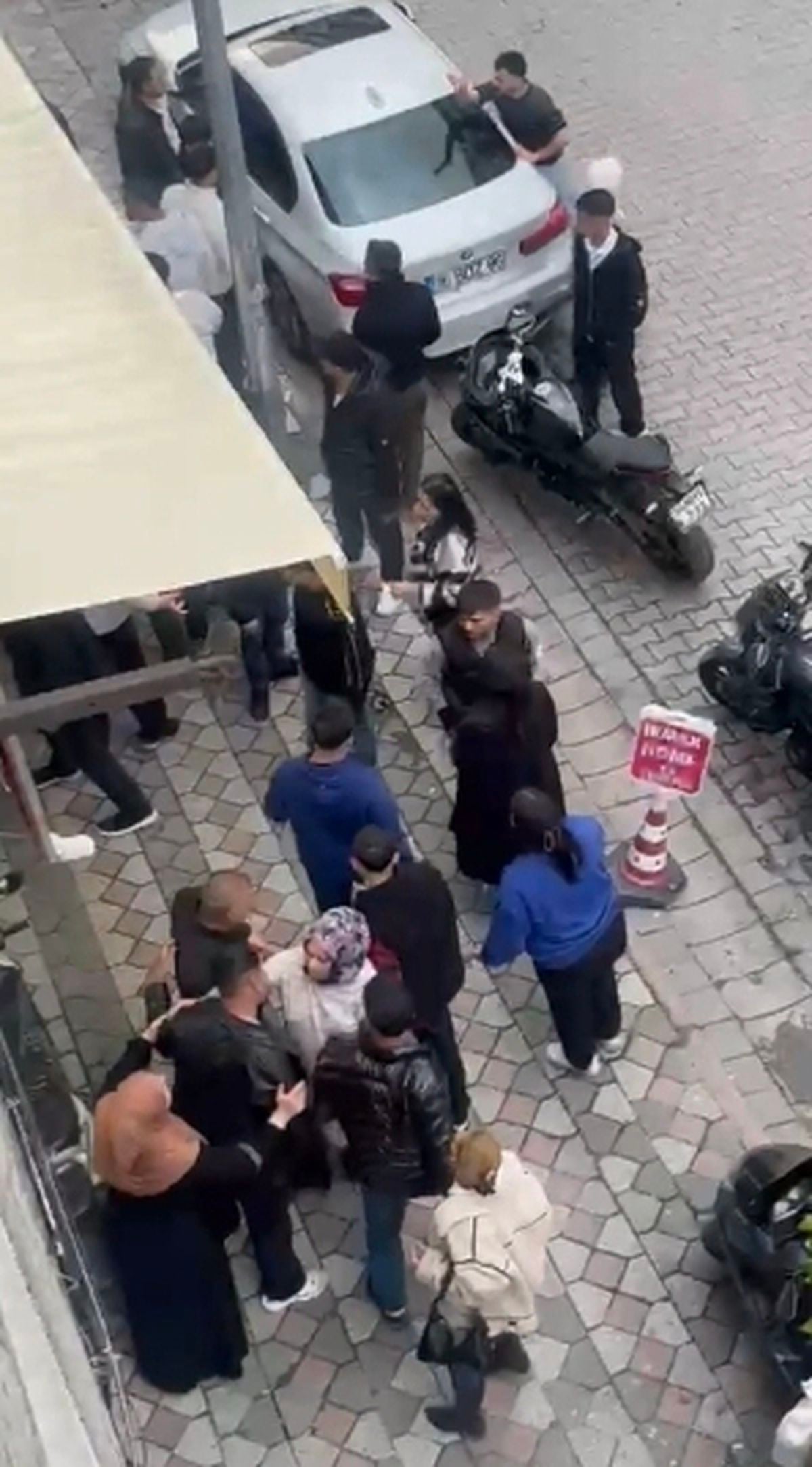 Sultangazi'de 2 grup arasındaki kavgaya aileler de dahil oldu; polis biber gazıyla müdahale etti