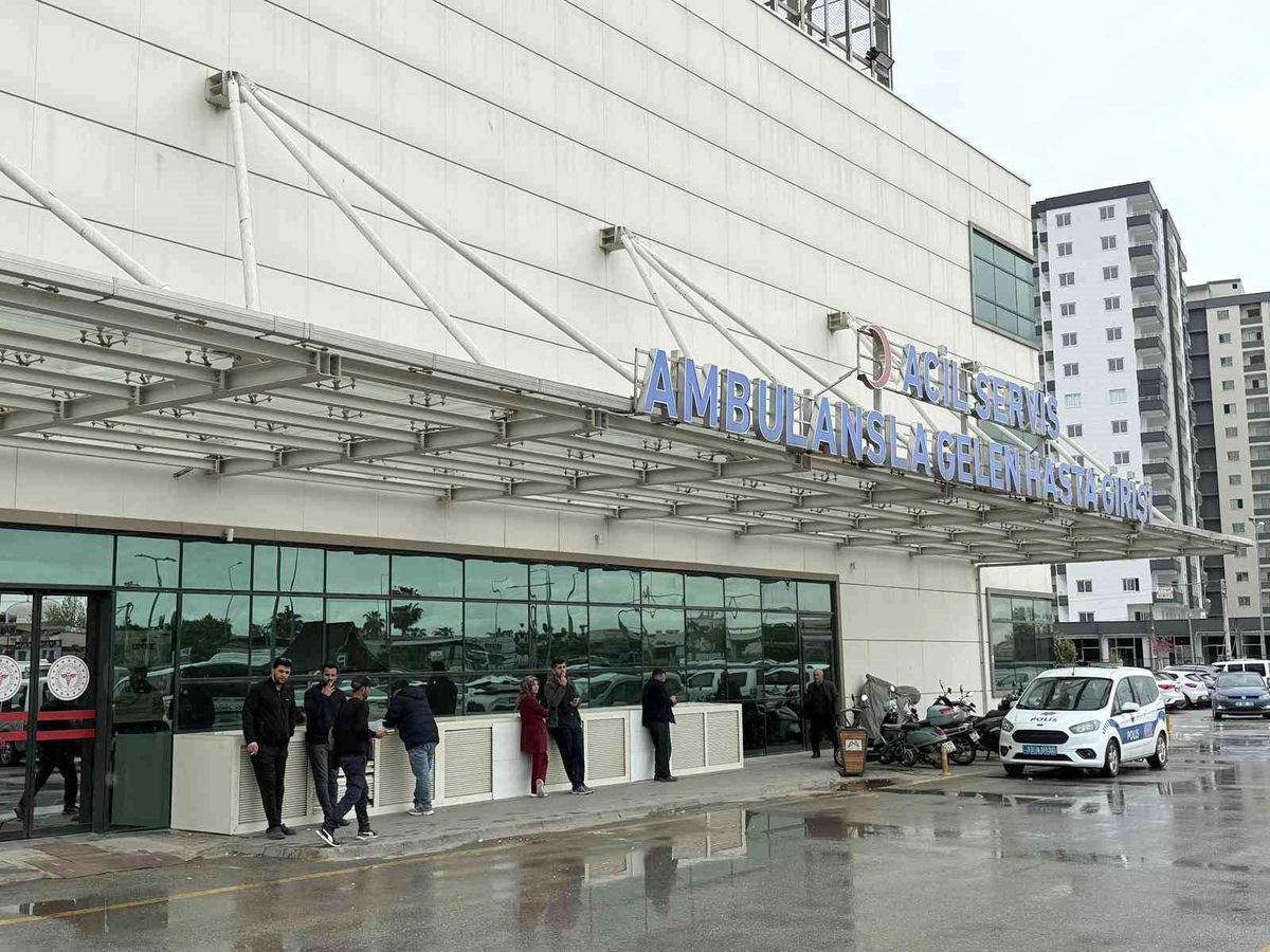 Tarihi geçmiş salam yiyen 4 öğrenci hastaneye kaldırıldı