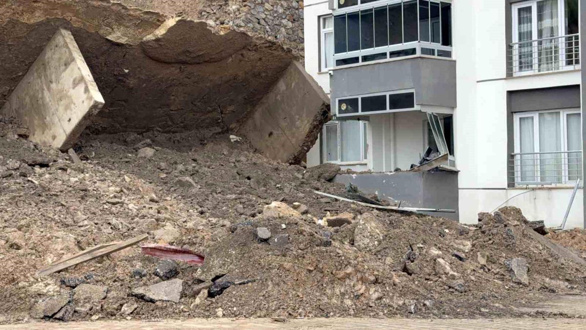 Tokat'ta istinat duvarı çöktü, park halindeki bir araç sürüklendi