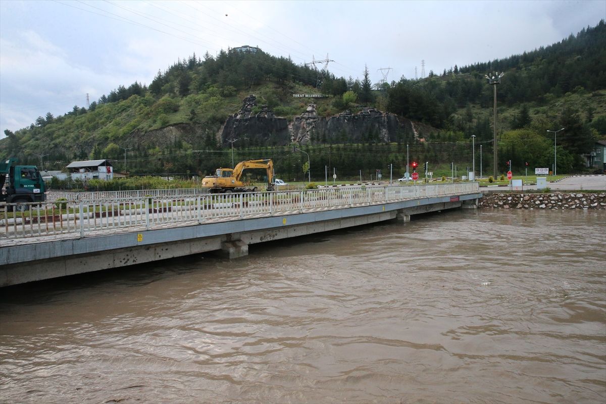 Tokat'ta Yeşilırmak'ın taşmaması için ekipler çalışıyor