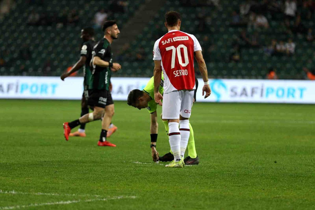 Trendyol Süper Lig: Kocaelispor: 0 Fatih Karagümrük: 0 (İlk yarı)