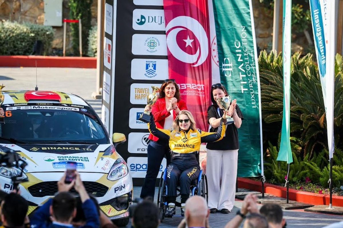 Türkiye'nin ilk engelli kadın ralli pilotundan Bodrum Rallisi'nde çifte derece