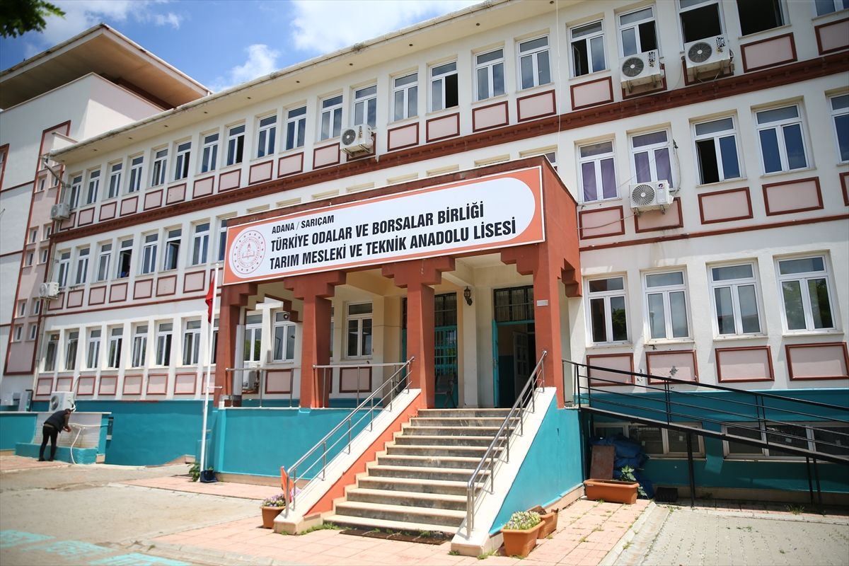 Yaşlı ve kronik hastaların bahçeleri meslek liselilerin eliyle güzelleşiyor