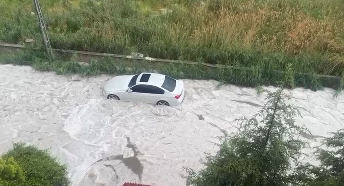 Ankara'da dolu ve sağanak hayatı olumsuz etkiledi