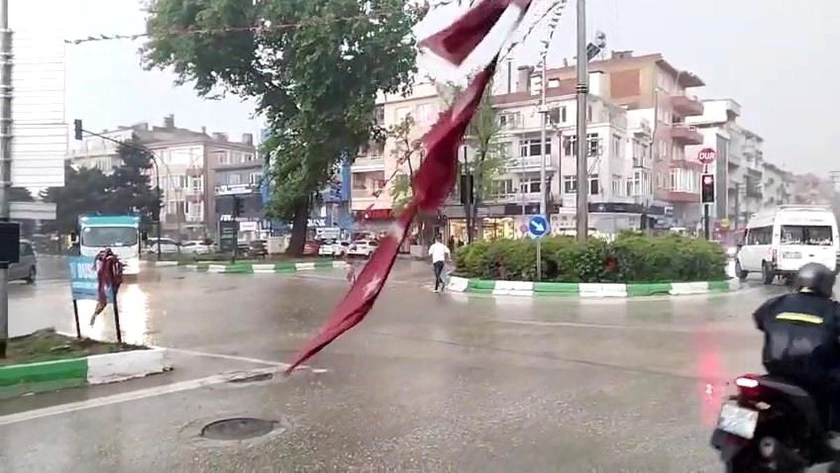 Bursa'da sel…Duyarlı vatandaşlar sele rağmen yırtılan Türk Bayrağını yerden kaldırdı