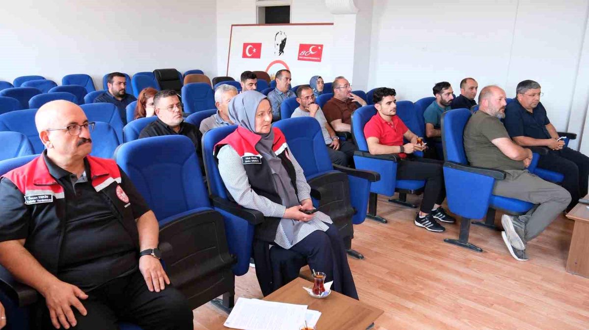 Erzincan'da bitki koruma ürünleri bayilerine b-reçete eğitimi verildi