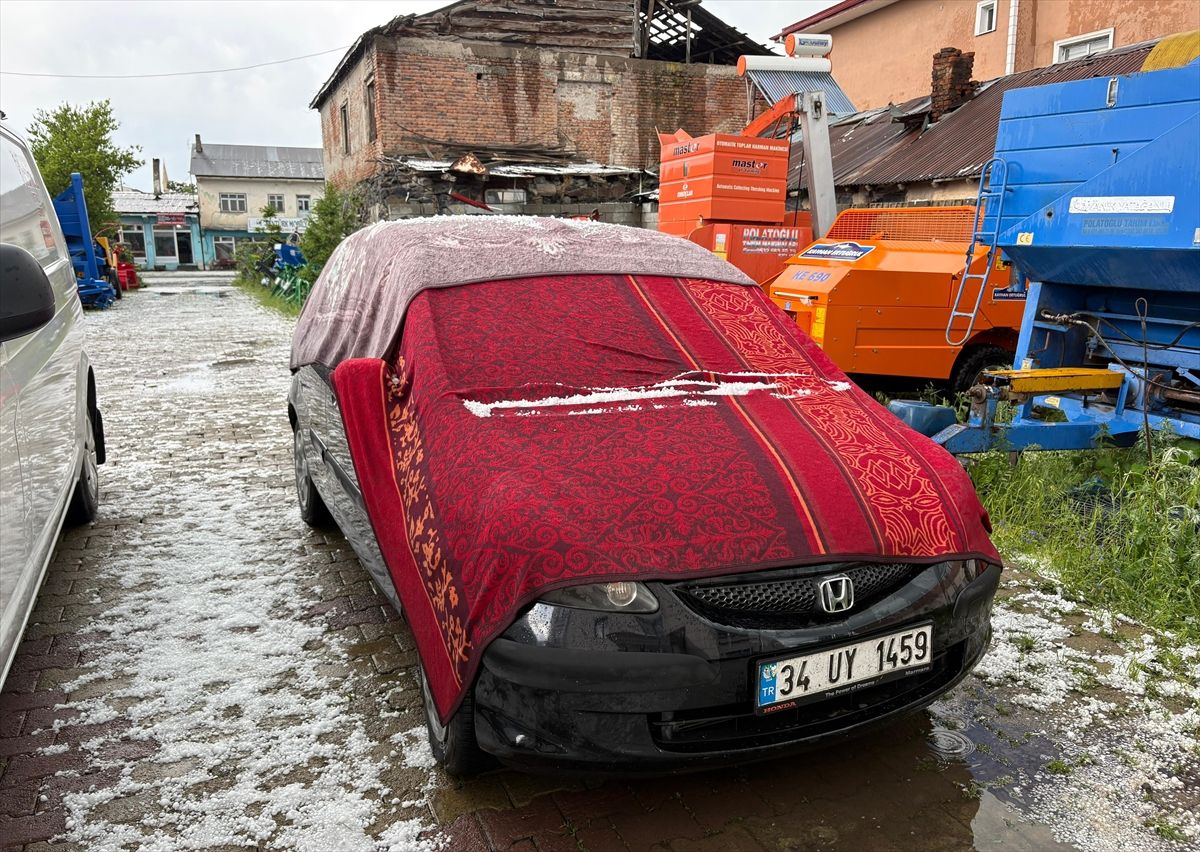 Kars'ta dolu, Erzurum'da sağanak etkili oldu