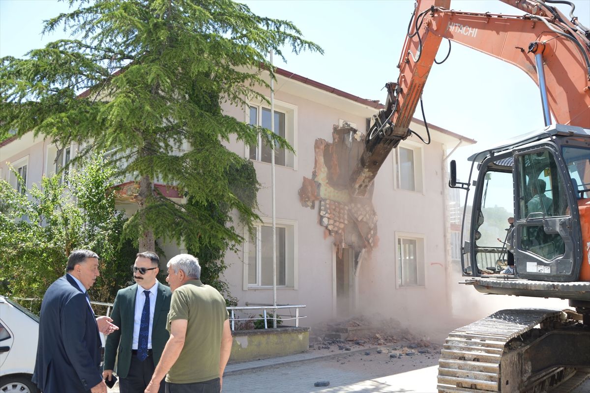 Havza'da selde hasar gören Tarım Müdürlüğü binası yıkıldı