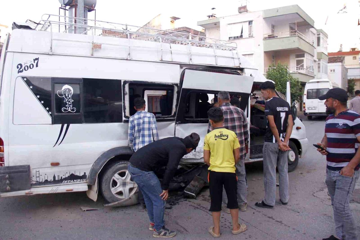 Tarım işçilerini taşıyan iki minibüs çarpıştı: 5 yaralı