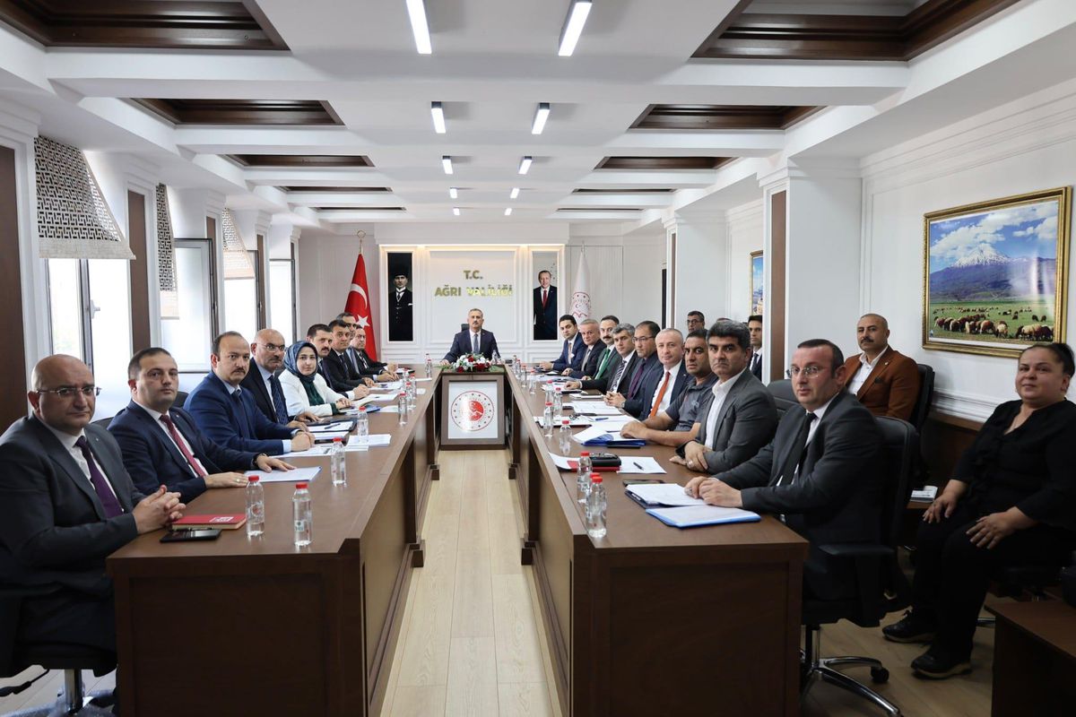 Ağrı'da geniş kapsamlı değerlendirme toplantısı: Eğitimden spora, altyapıdan turizme birçok konu ele alındı