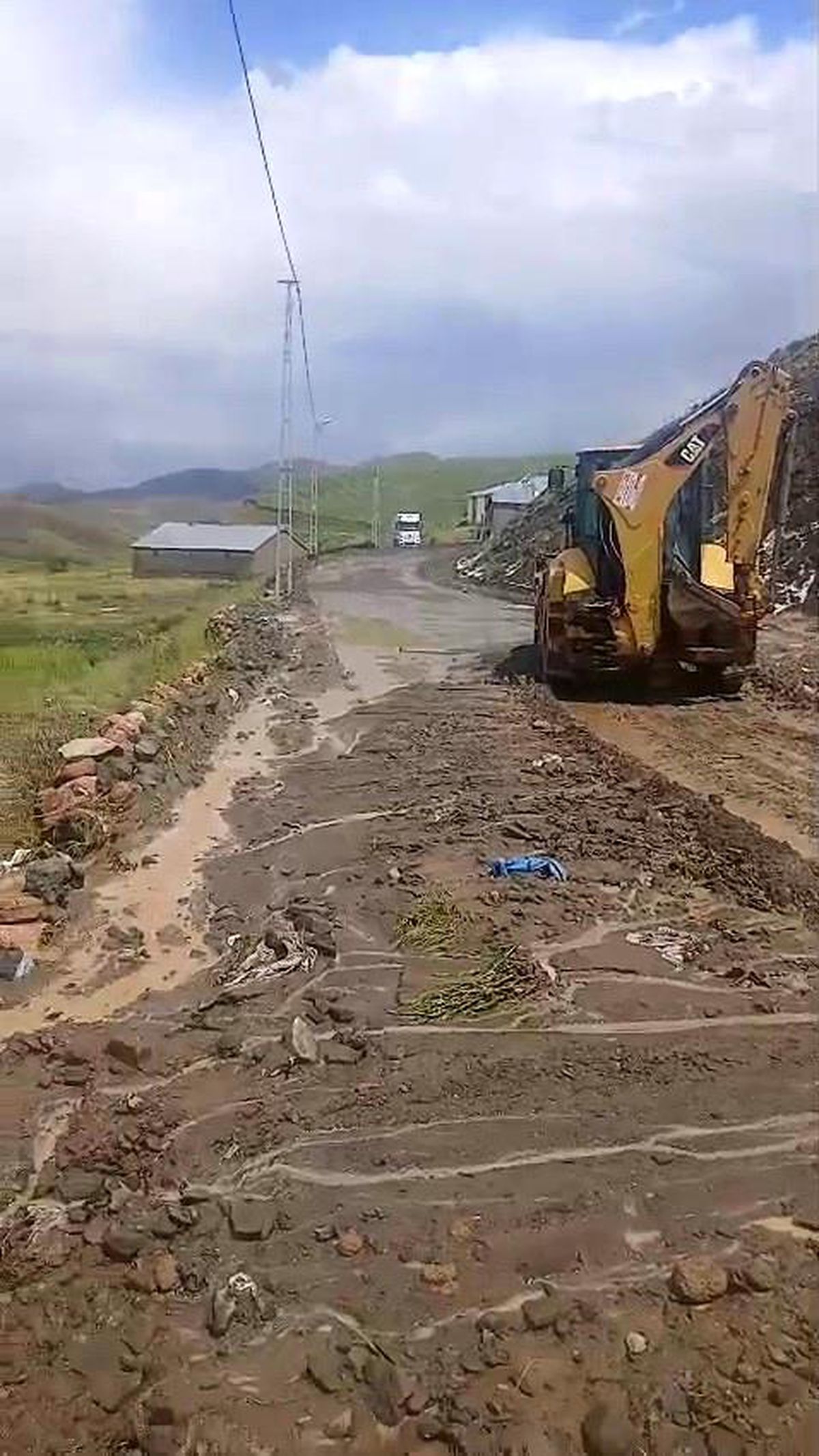 Erzurum'da sel felaketi: Taşkın duvarları yıkıldı, araziler sular altında kaldı