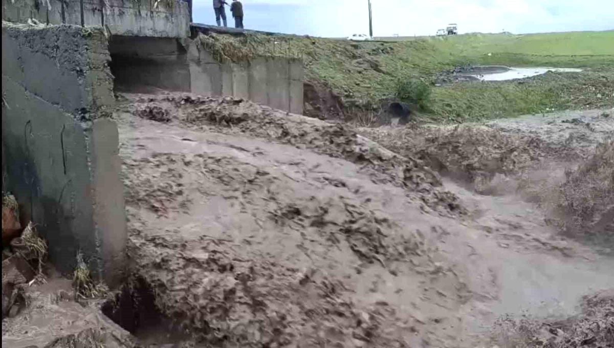 Kars'ta sel alarmı: Şiddetli yağış köy yolunu ulaşıma kapattı