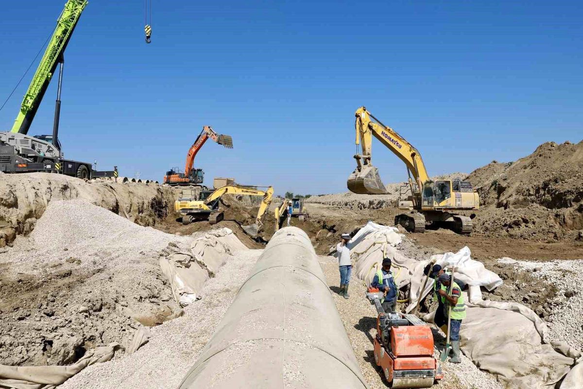 Proje tamamlandığında su kaybı en aza inecek, dev boruların montajı yapılıyor