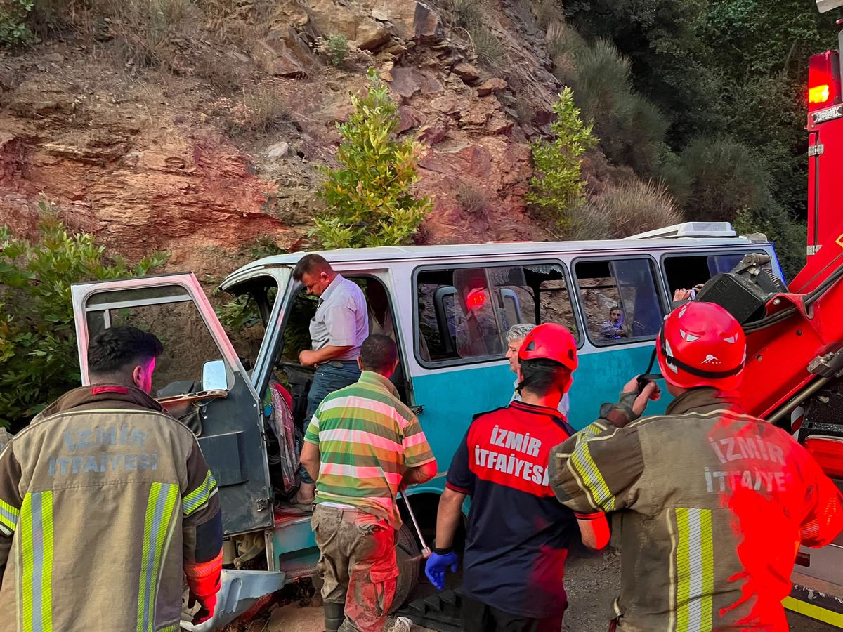 Tire'de Tarım İşçilerini Taşıyan Minibüs Kayalıklara Çarptı: 1 Ölü, 8 Yaralı