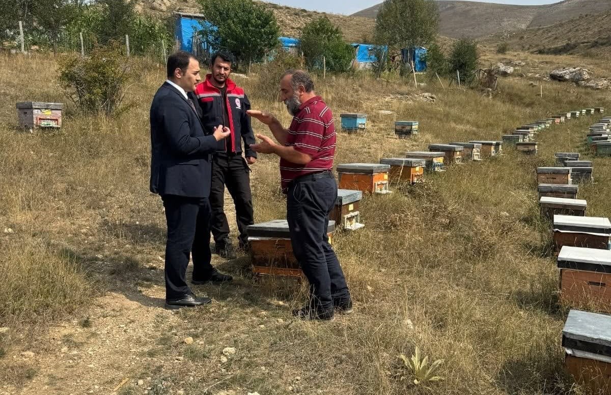 Demirözü Kaymakamı Ahat, Akyaka köyünde vatandaş ve arıcılarla buluştu
