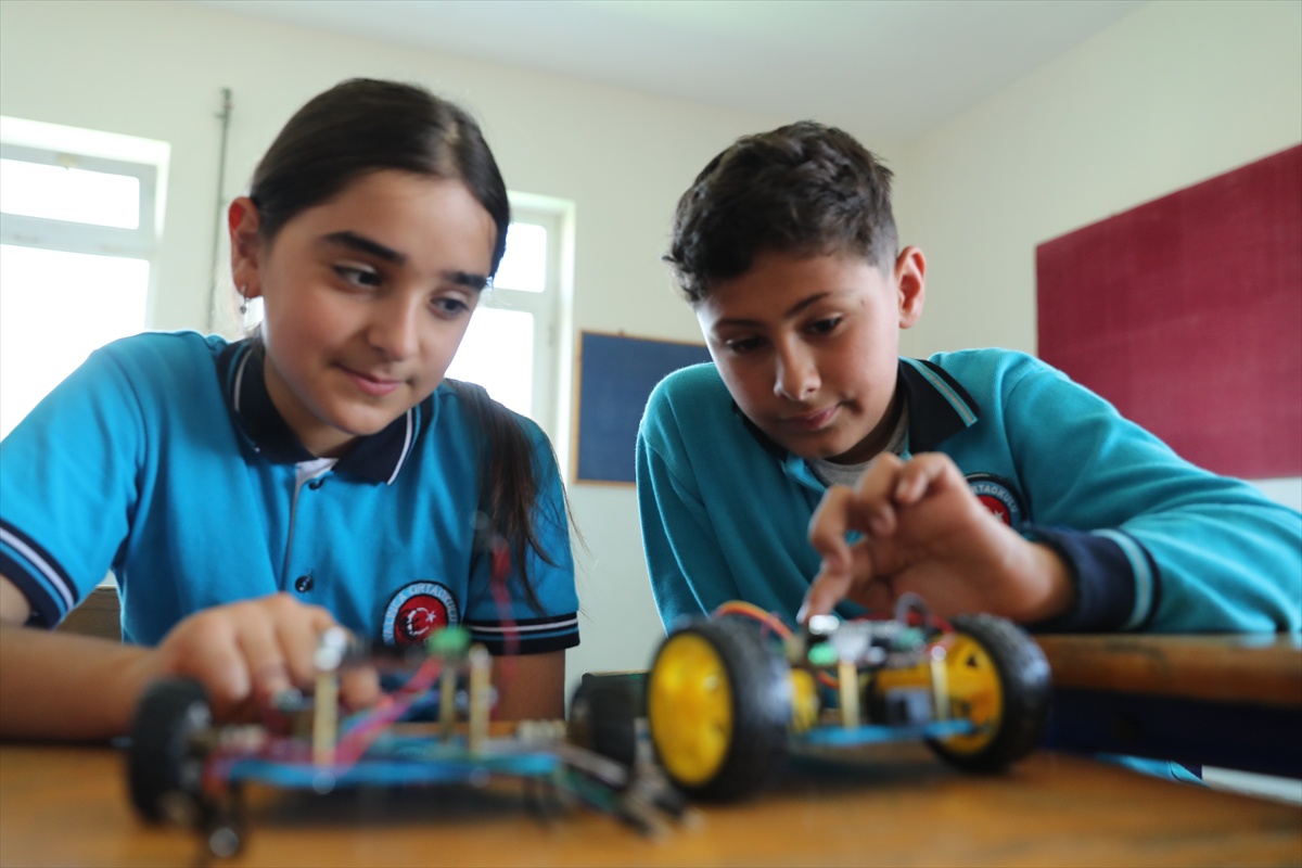 Erzincan'da 46 ortaokul öğrencisi TÜBİTAK destekli projeyle yapay zeka eğitimi aldı