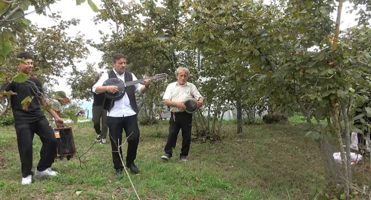 Öğretmen fındık bahçesinde işçilere müzikli moral