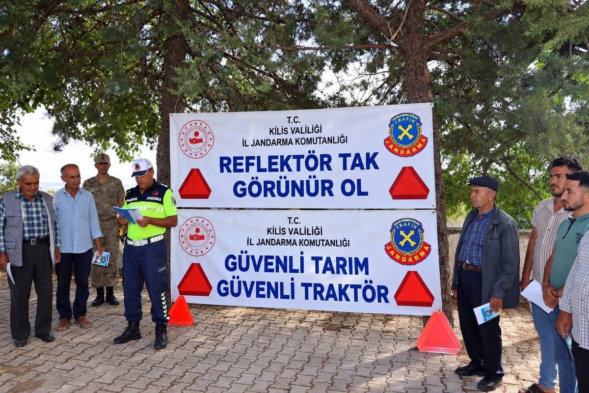Kilis Acar'da 25 traktör römorkuna reflektör takıldı, sürücüler bilgilendirildi