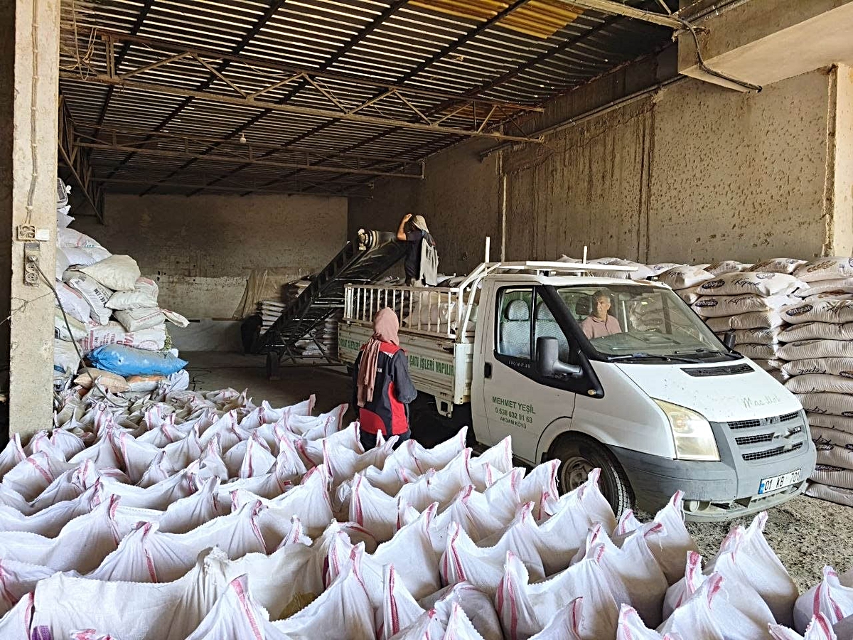 Kozan’da yangından etkilenen hayvan yetiştiricilerine 24 ton yem desteği