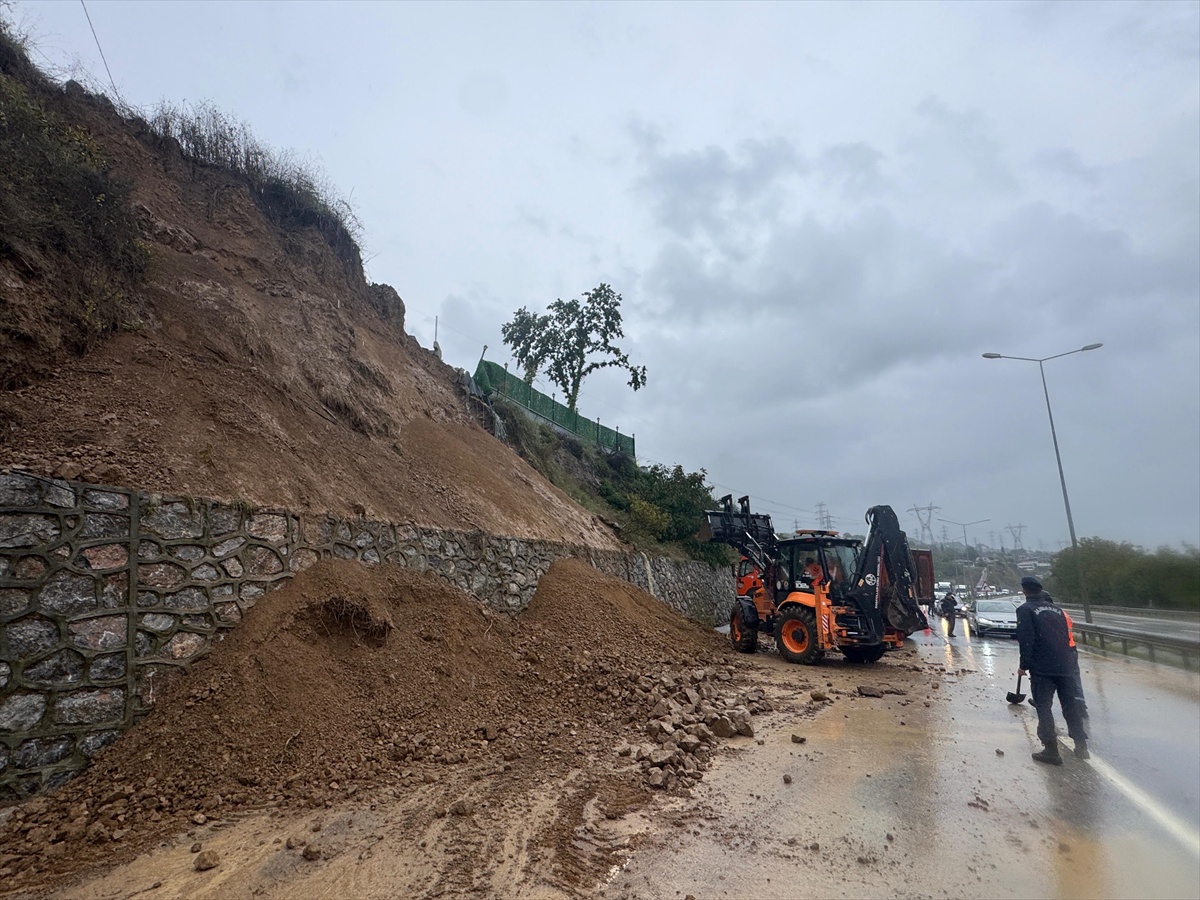 Sakarya'da sağanak su baskınına yol açtı, mahsur kalanlar kepçeyle kurtarıldı