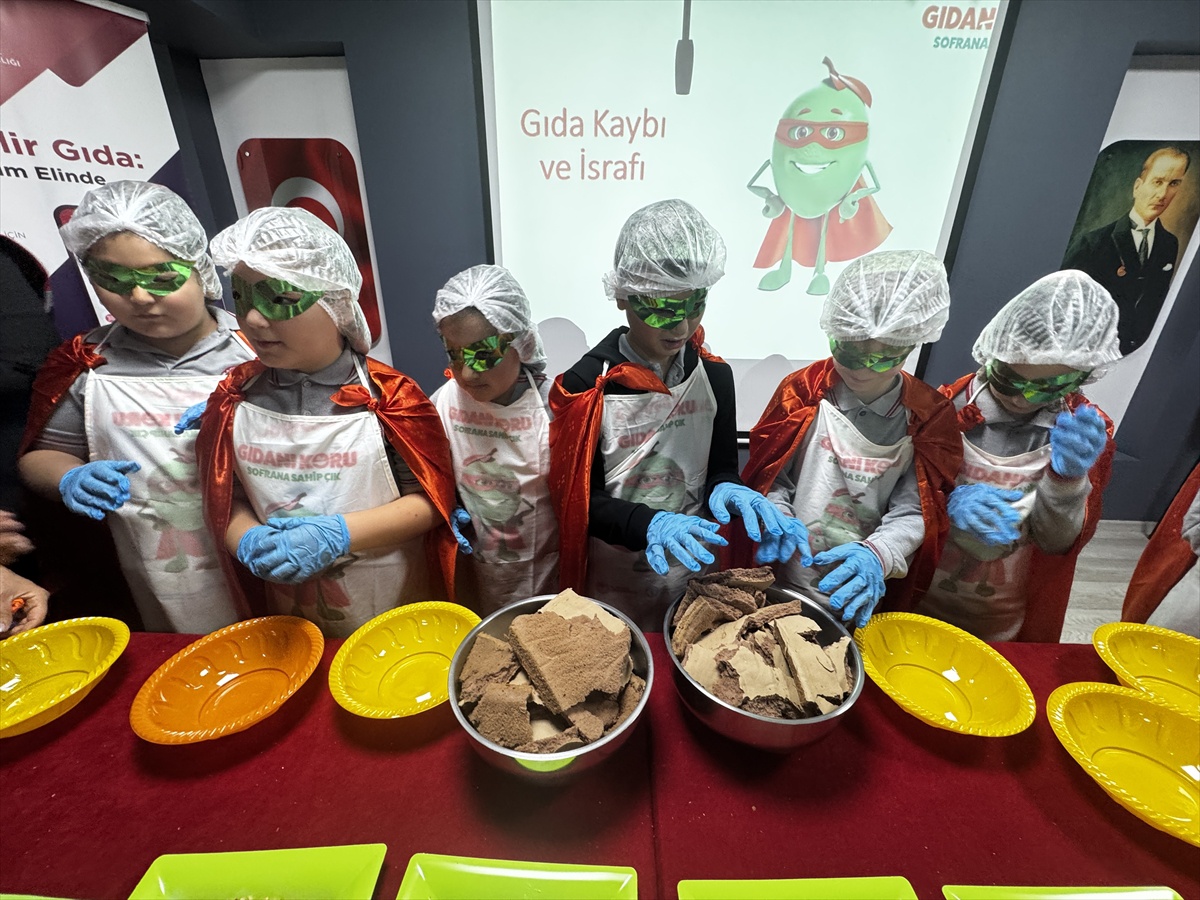Samsun'da öğrenciler kırıntılardan çikolata topları yapıp israfa dikkat çekti