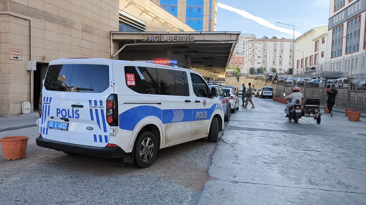 Siirt Gökçebağ'da fıstık toplamaya giden tarım aracı devrildi, 7 kişi yaralandı