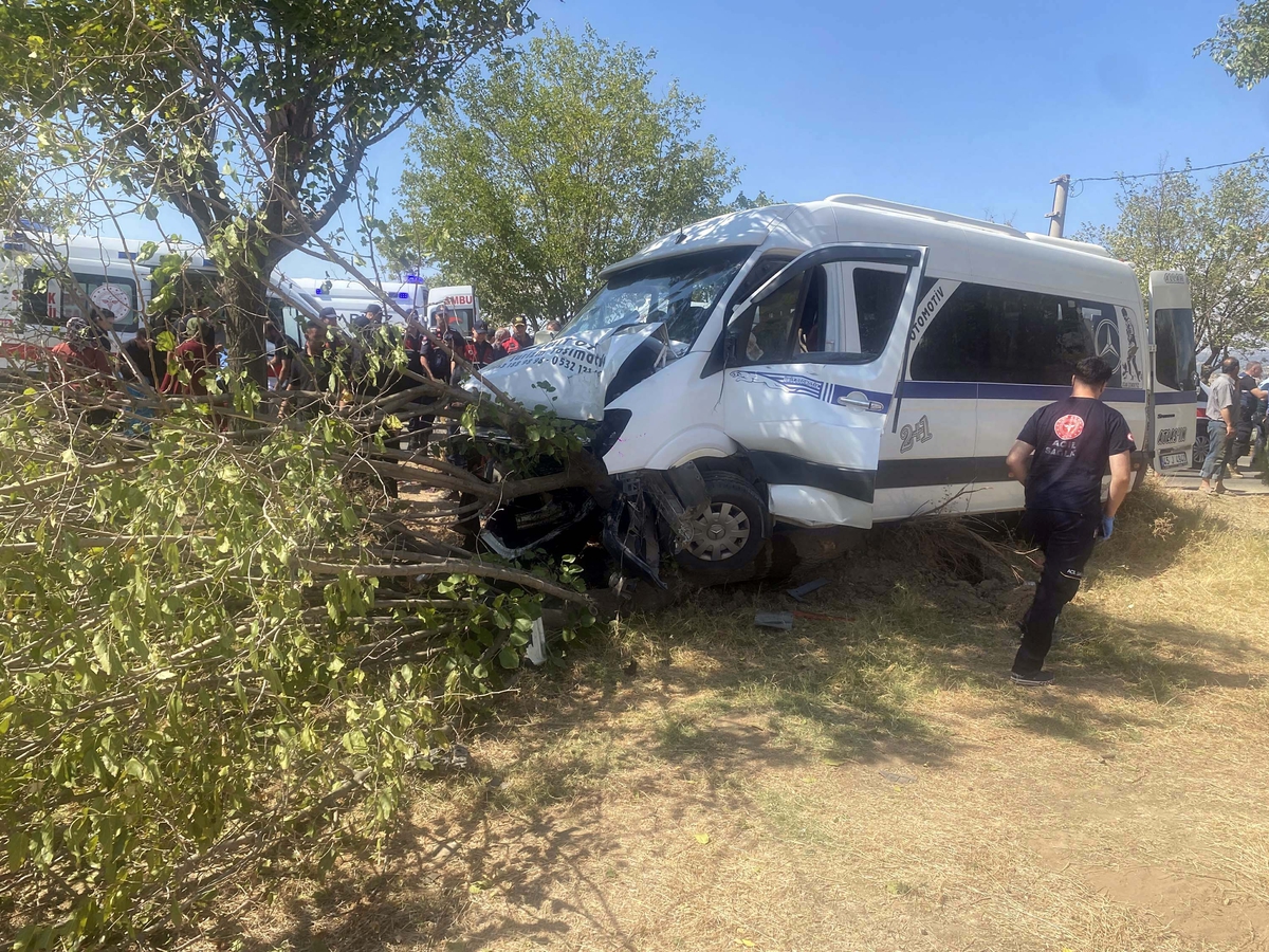 Manisa'da tarım işçilerini taşıyan minibüs ağaca çarptı: 14 yaralı