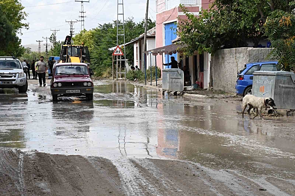 Yozgat Şefaatli'de selde evler ve cami zarar gördü, beton mikseri devrildi
