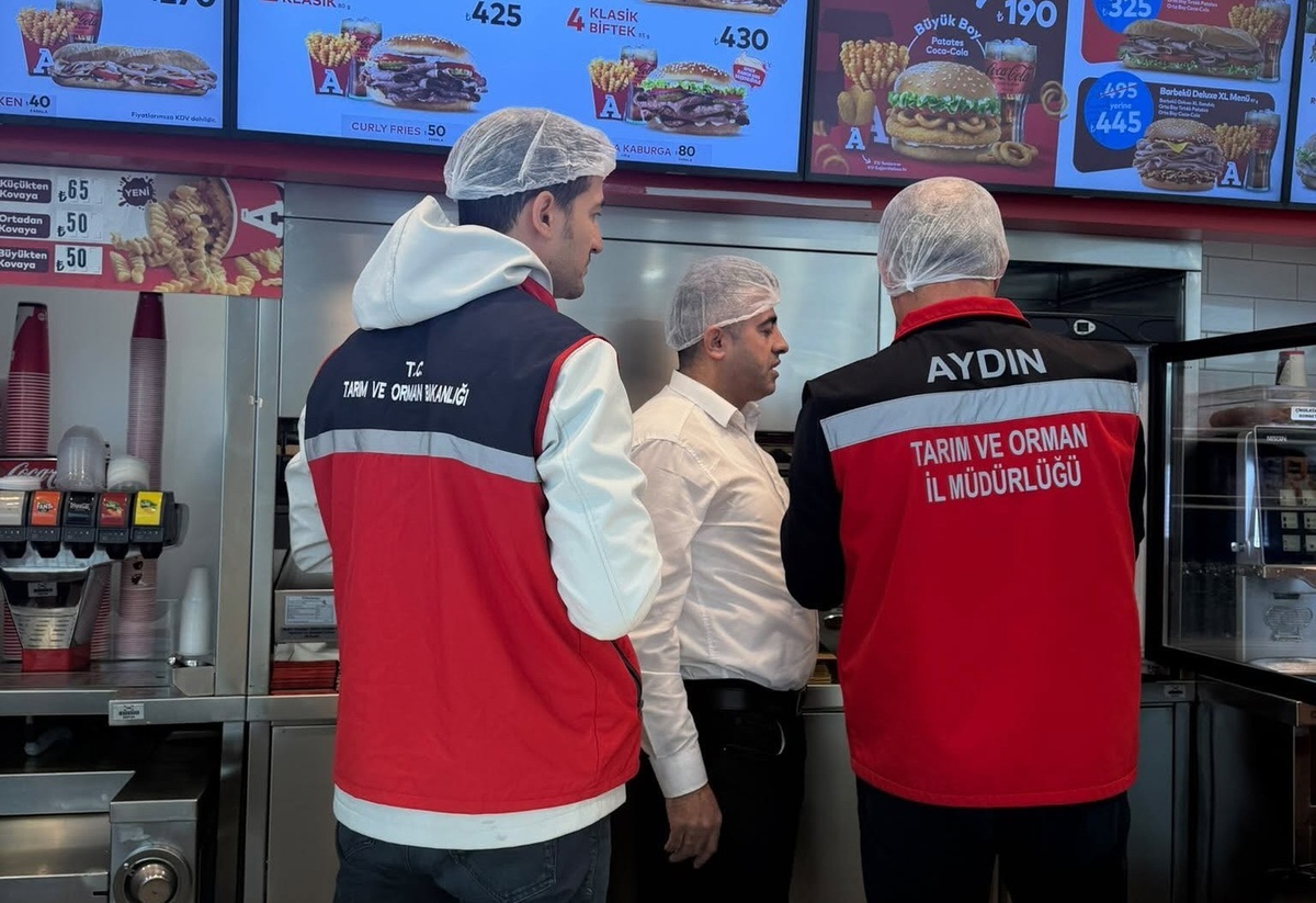 Efeler’de AVM ve otogarda gıda denetimi yapıldı, menülerde kalori kontrol edildi