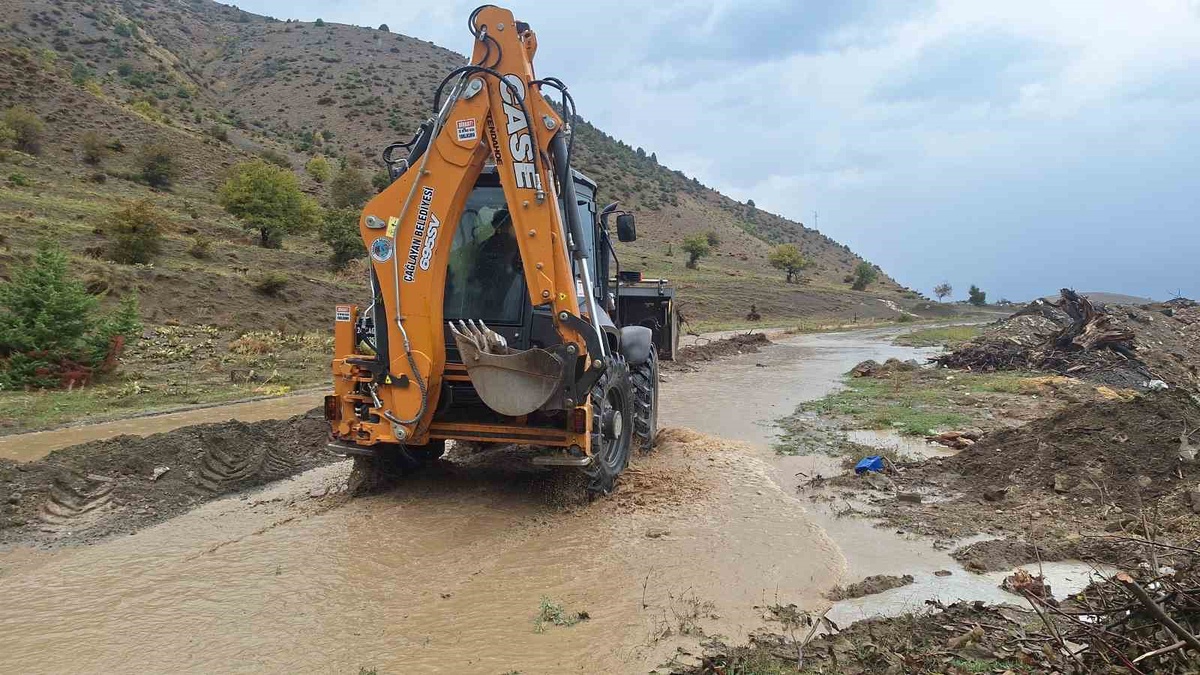 Erzincan'da sağanak Çağlayan'da su baskınına yol açtı, Erzurum yolu tek yönlü kapandı