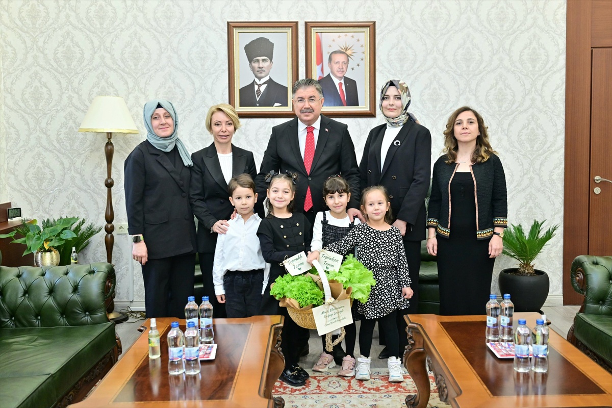 Eskişehir Valisi Yılmaz anaokulu öğrencilerinden iklim projelerini dinledi