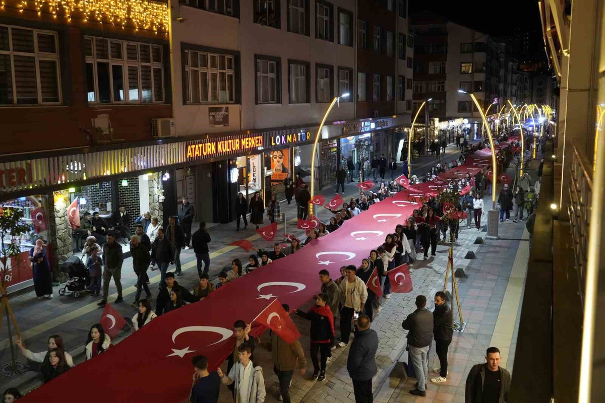 Gümüşhane'de Cumhuriyet kortejinde 103 metrelik Türk bayrağı açıldı