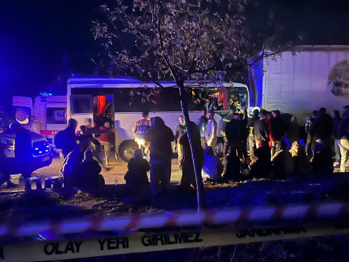 Isparta Keçiborlu'da midibüs TIR'a arkadan çarptı, 17 tarım işçisi yaralandı