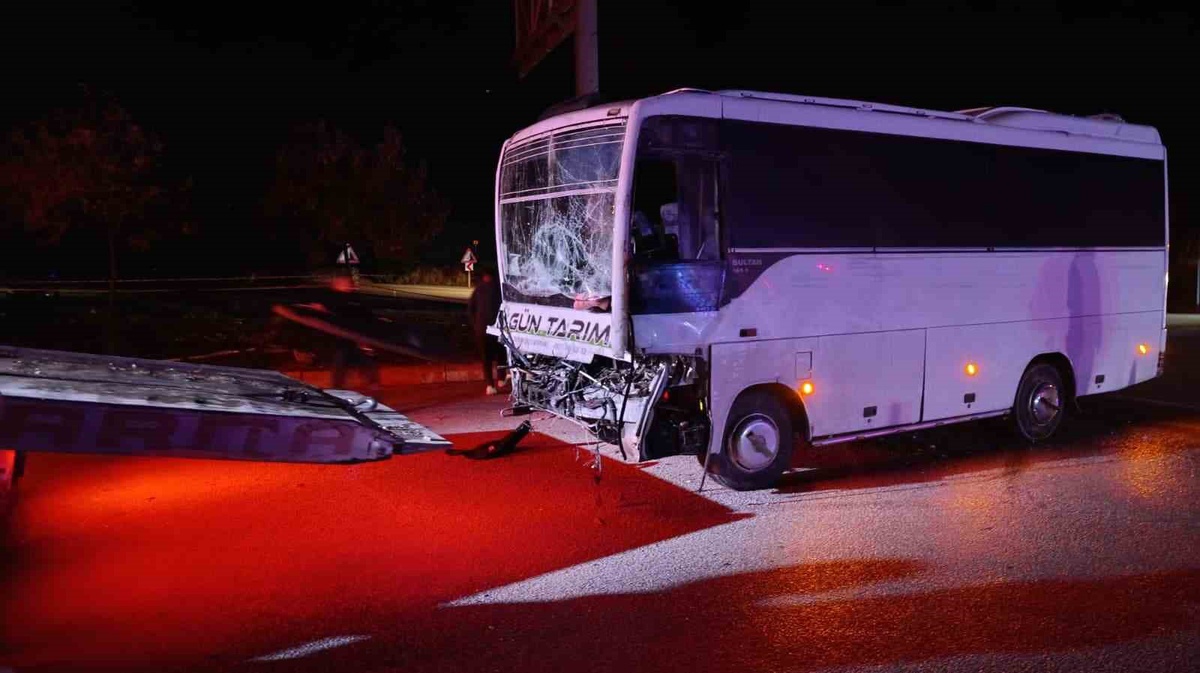 Isparta Keçiborlu'da tarım işçilerini taşıyan midibüs tıra arkadan çarptı, 17 yaralı