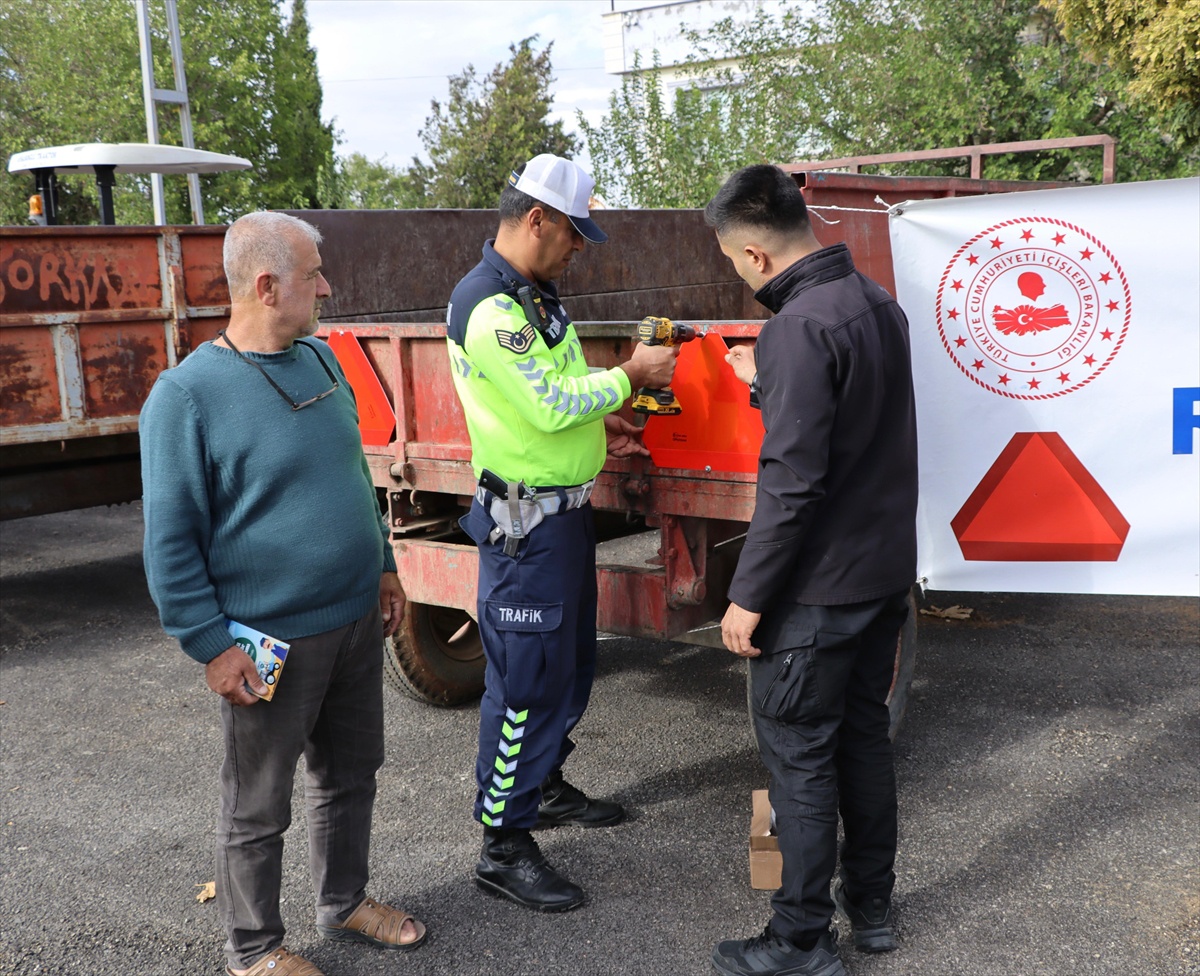 Kilis'te jandarma, 40 sürücüye güvenli tarım eğitimi verip römorklara reflektör taktı