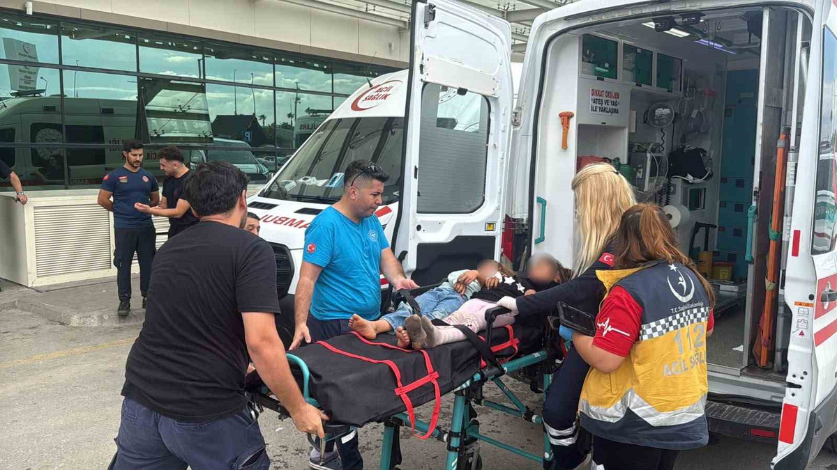 Mersin Tarsus'ta tarım işçilerini taşıyan minibüs 2 tırla çarpıştı, 11 kişi yaralandı