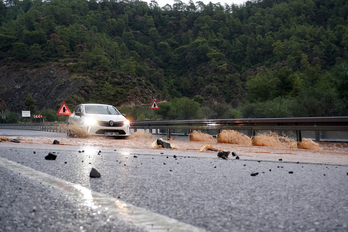 Muğla Dalaman'da sağanakta Tersakan Deresi taştı, ev ve iş yerleri su altında kaldı