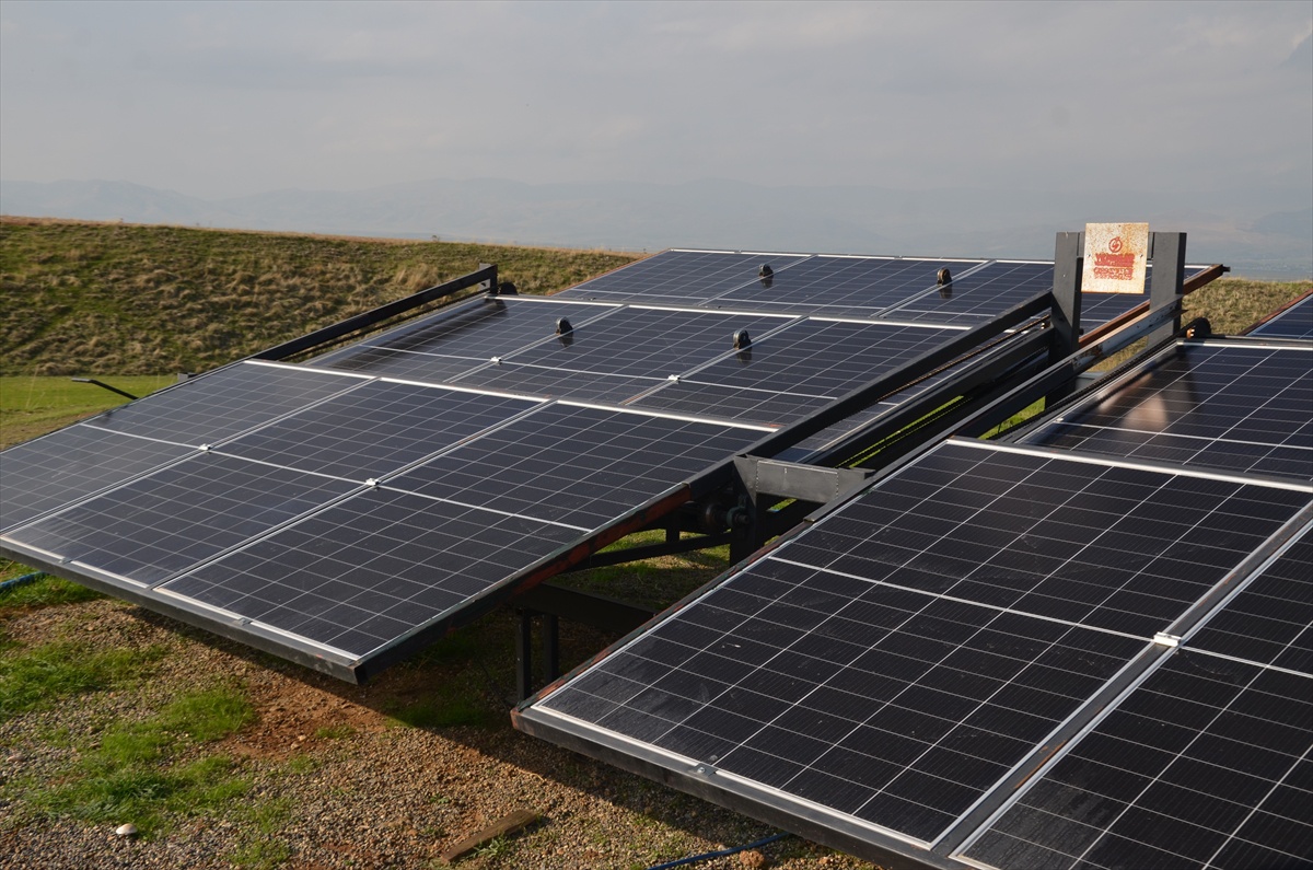 Muş'ta çiftçi Tanış, yüzde 60 hibeyle taşınabilir güneş enerjili sulama sistemi kurdu