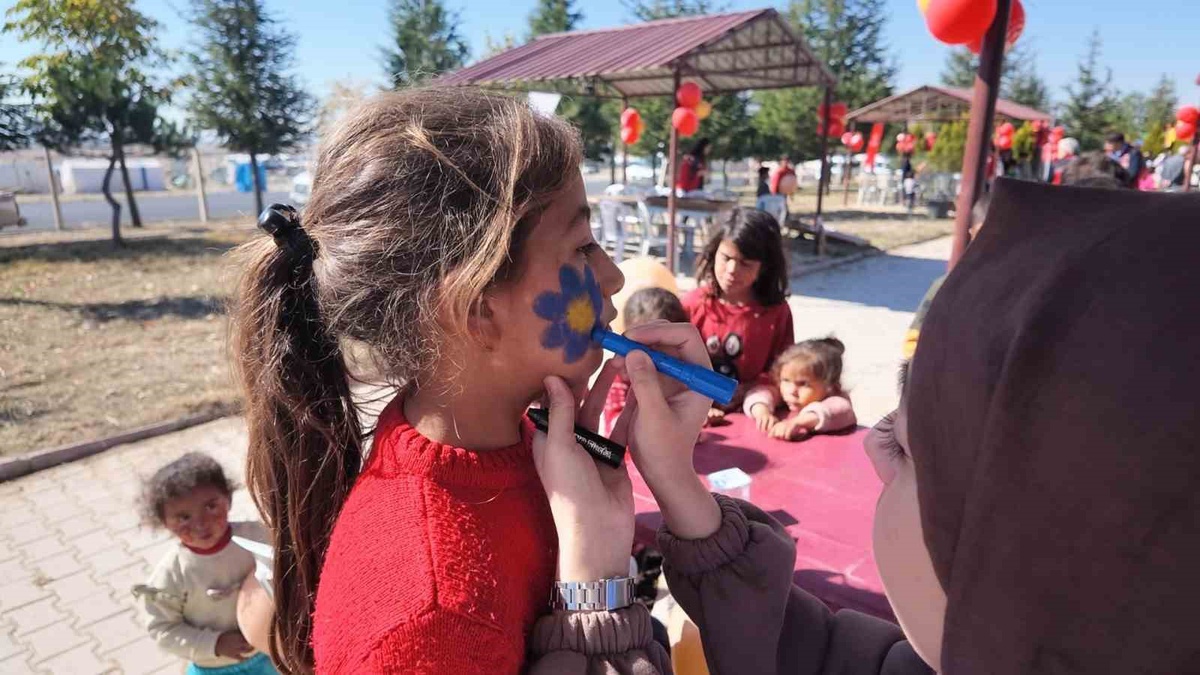 Niğde Konaklı'da mevsimlik tarım işçisi çocuklarına İyilik Var şenliği düzenlendi