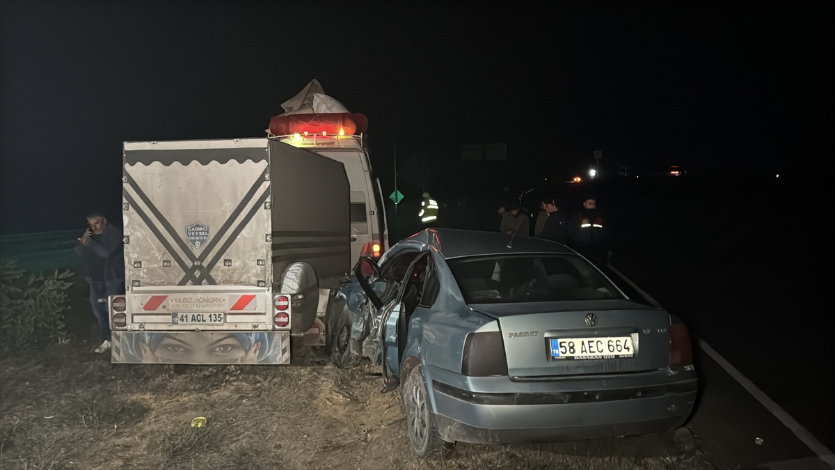 Sivas'ta tarım işçilerini taşıyan minibüsle otomobil çarpıştı, 2 kişi yaralandı